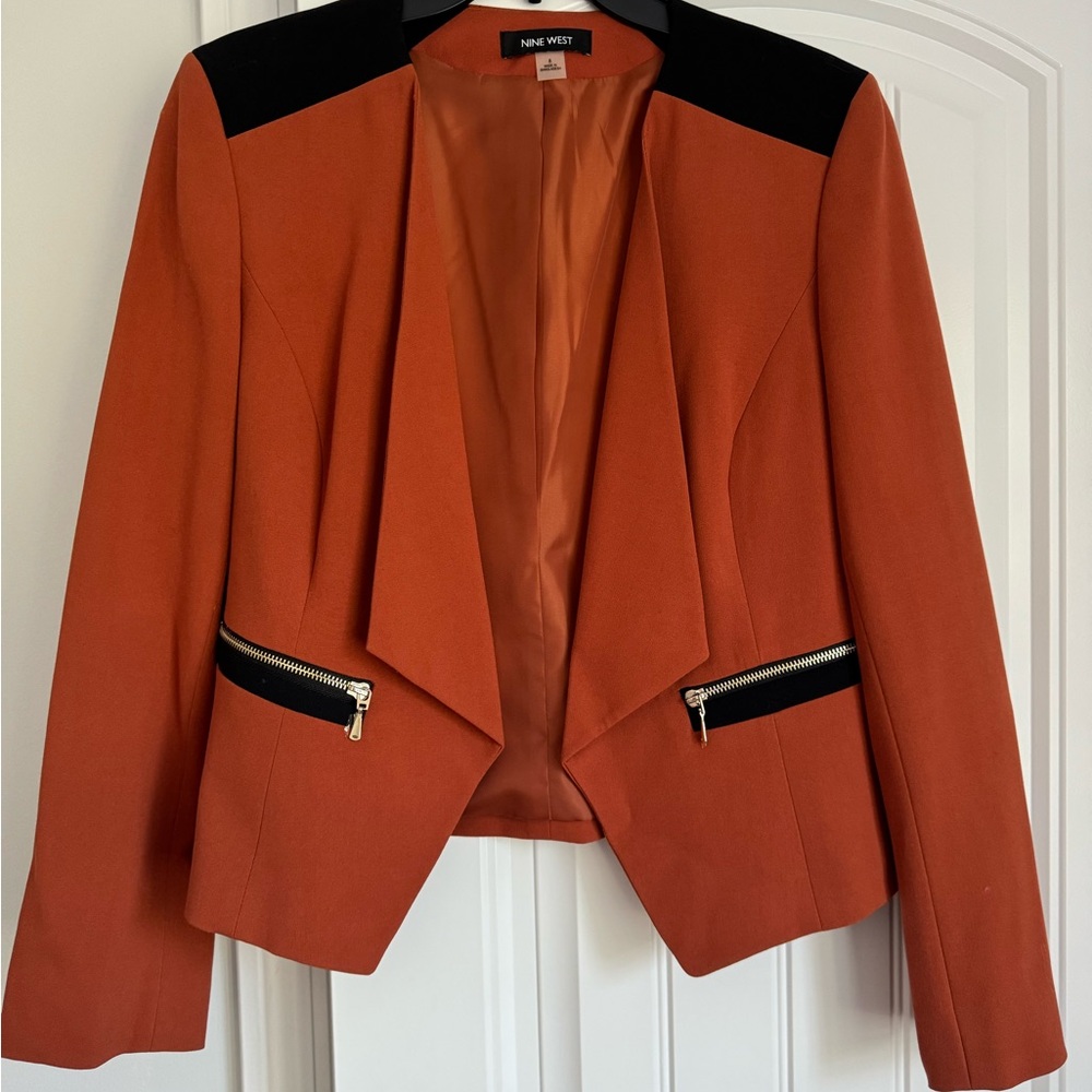 Nine West Jacket or Blazer size 8. Bust 38 inches Length 22 inches.